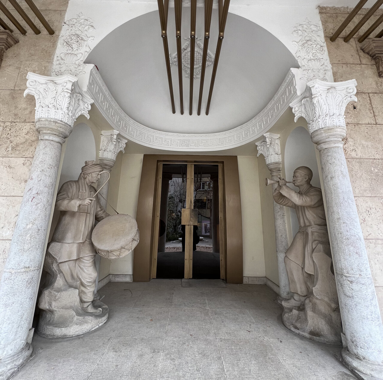 صداهای دوره مظفرالدین شاه را در این باغ زیبا بشنوید