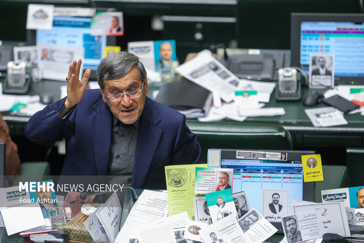 تصاویری از جالب میز نمایندگان مجلس هنگام رایگیری برای هیأت رییسه