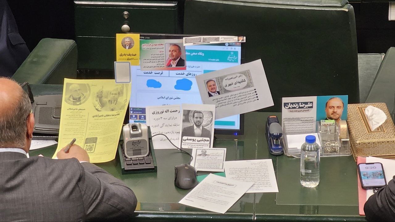 تصاویری از جالب میز نمایندگان مجلس هنگام رای‌گیری برای هیأت رییسه