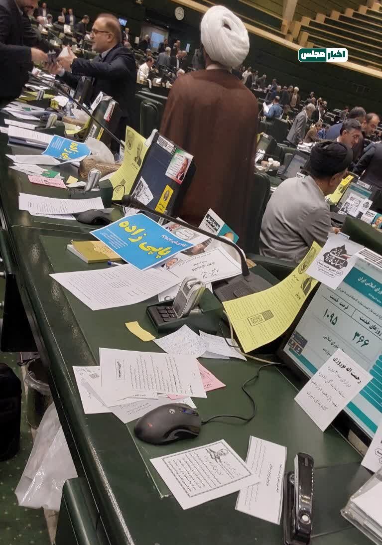 تصاویری از جالب میز نمایندگان مجلس هنگام رایگیری برای هیأت رییسه