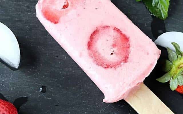 بدون دستگاه بستنی یخی توت فرنگی درست کنید