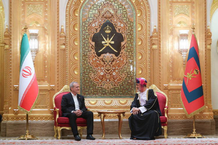 در دیدار با سلطان عمان؛ پزشکیان از وساطت مسقط میان ایران و آمریکا قدردانی کرد |‌ سلطان عمان: هیچ منفعت و مصلحت شخصی دنبال نمی‌کنیم