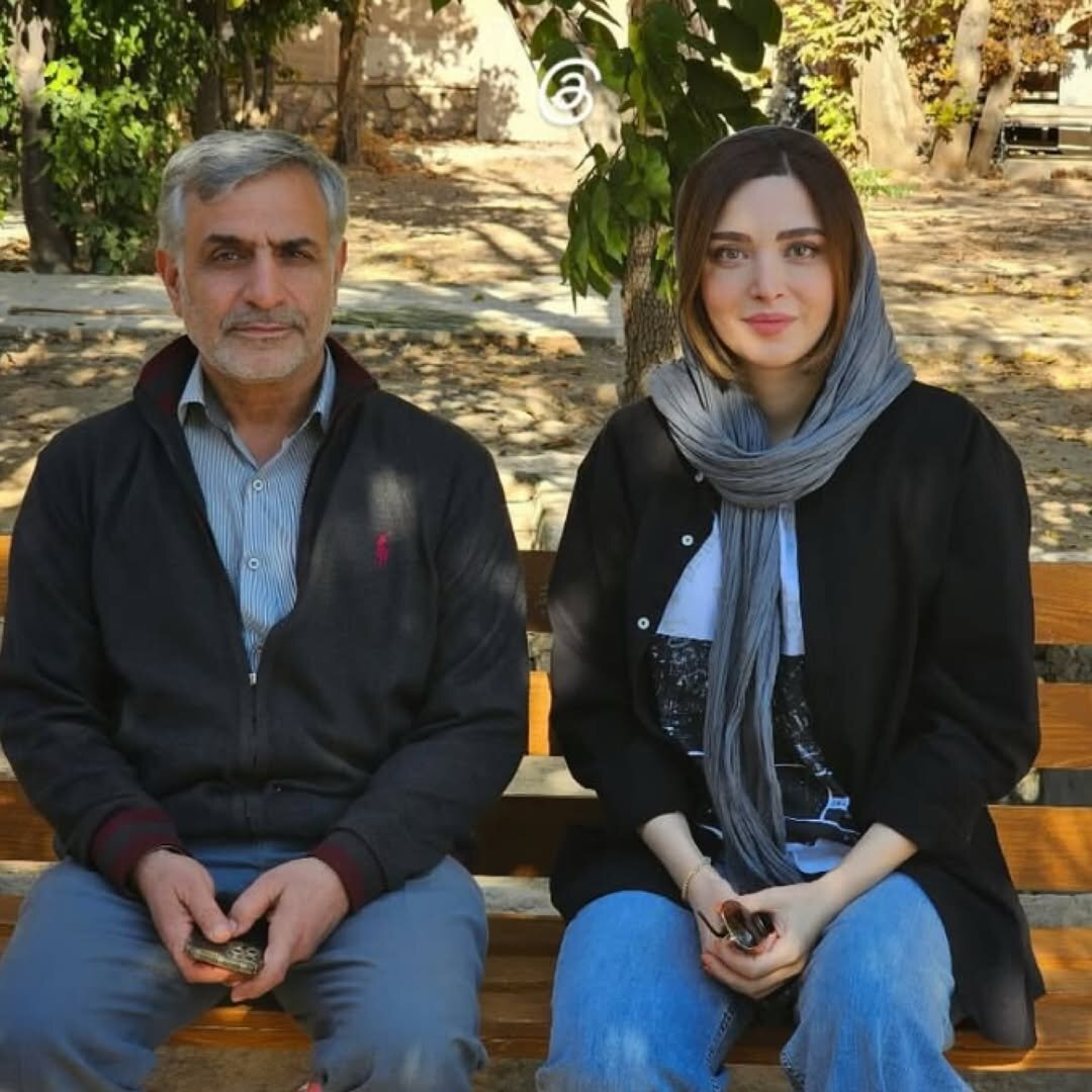 چهره بدون گریم بهنوش طباطبایی در پشت صحنه سریال |‌ ببینید