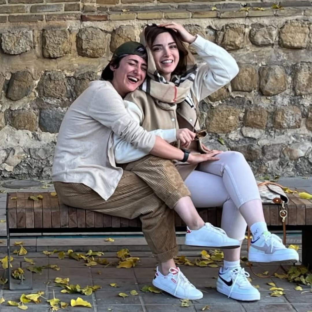 چهره بدون گریم بهنوش طباطبایی در پشت صحنه سریال |‌ ببینید