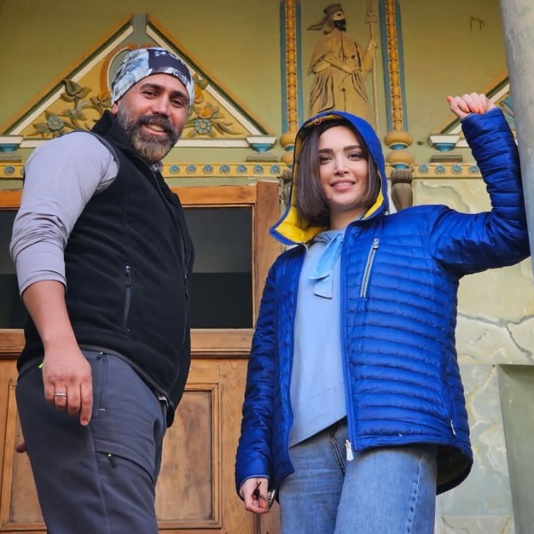 چهره بدون گریم بهنوش طباطبایی در پشت صحنه سریال | ببینید