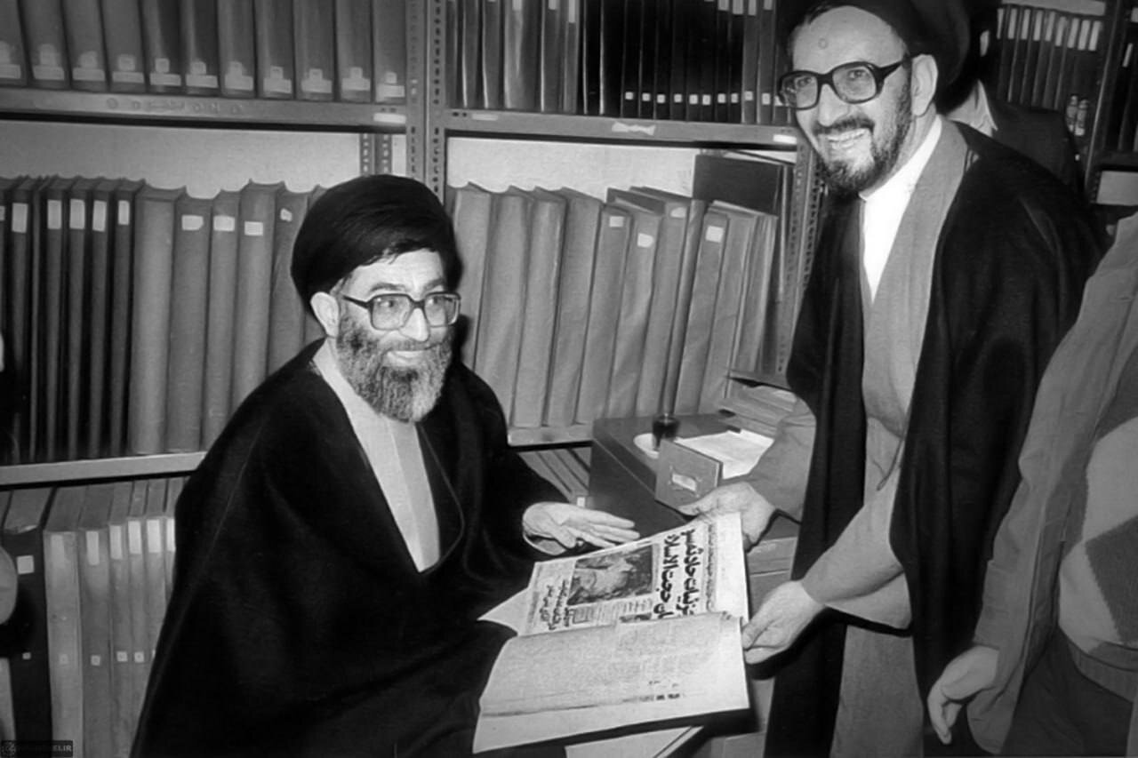 بازدید حضرت آیت‌الله خامنه‌ای از روزنامه اطلاعات در دهه ۶۰ | تصاویر