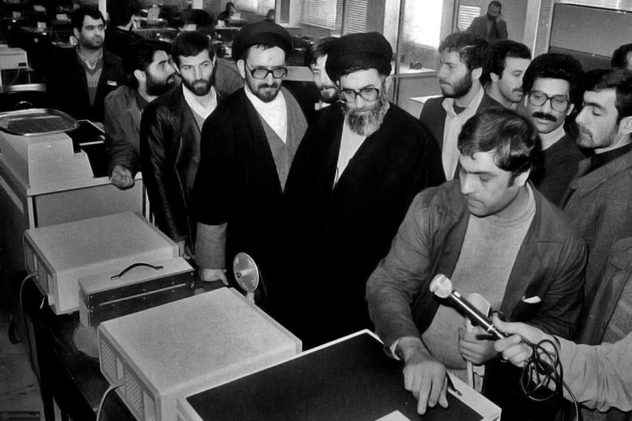 بازدید حضرت آیت‌الله خامنه‌ای از روزنامه اطلاعات در دهه ۶۰ | تصاویر