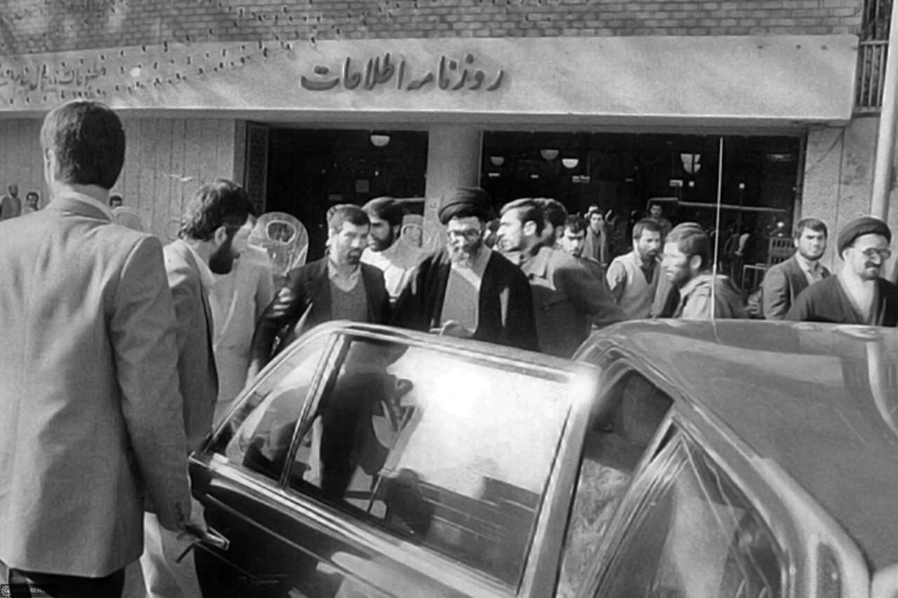 بازدید حضرت آیت‌الله خامنه‌ای از روزنامه اطلاعات در دهه ۶۰ | تصاویر