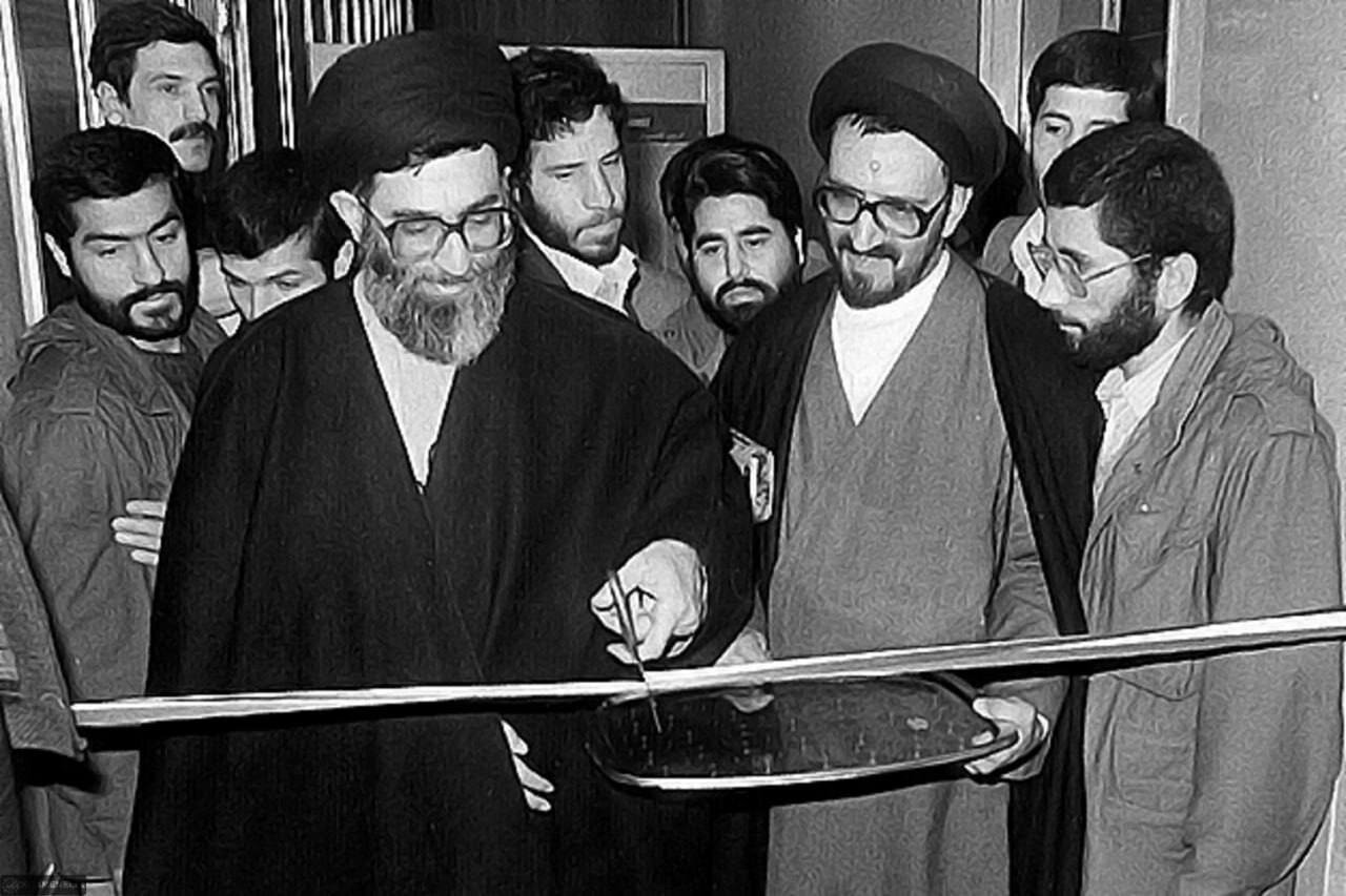 بازدید حضرت آیت‌الله خامنه‌ای از روزنامه اطلاعات در دهه ۶۰ | تصاویر