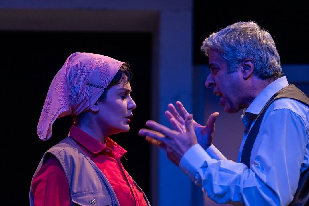 جدیدترین تصاویر از رز رضوی در نمایش «به یک قاتل ساده نیازمندیم»