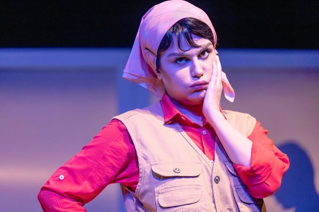 جدیدترین تصاویر از رز رضوی در نمایش «به یک قاتل ساده نیازمندیم»