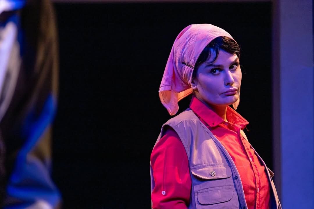 جدیدترین تصاویر از رز رضوی در نمایش «به یک قاتل ساده نیازمندیم»