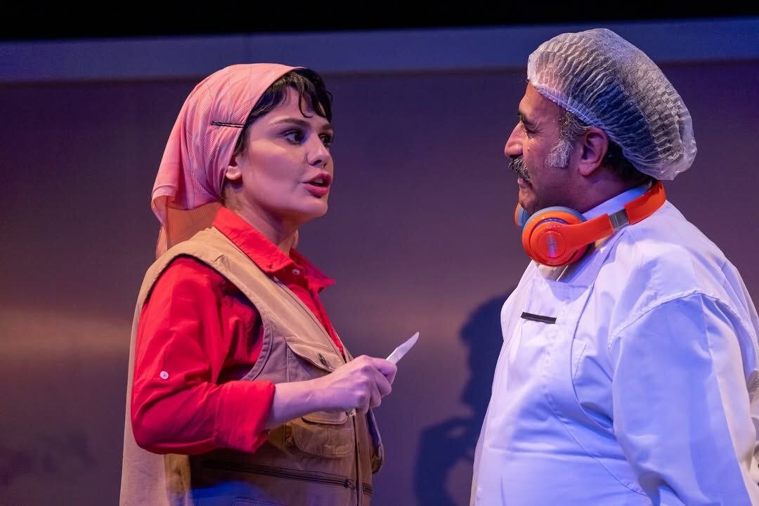 جدیدترین تصاویر از رز رضوی در نمایش «به یک قاتل ساده نیازمندیم»