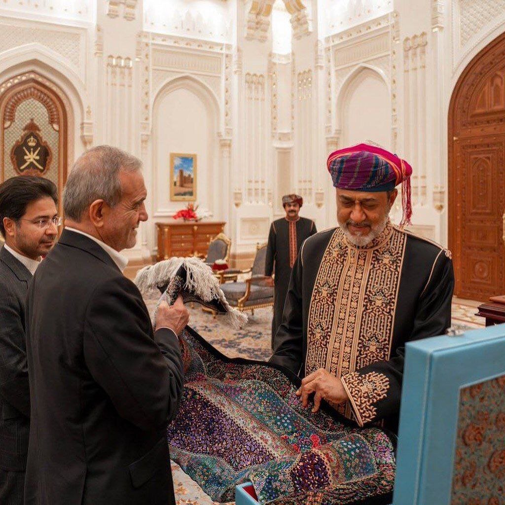 واکنش جالب سلطان عمان به هدیه نفیس رئیسجمهور ایران + ویدئو