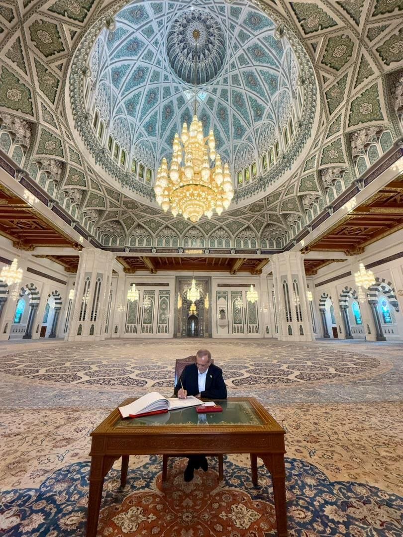 تصویری از پزشکیان در بازدید از مسجد سلطان قابوس در عمان