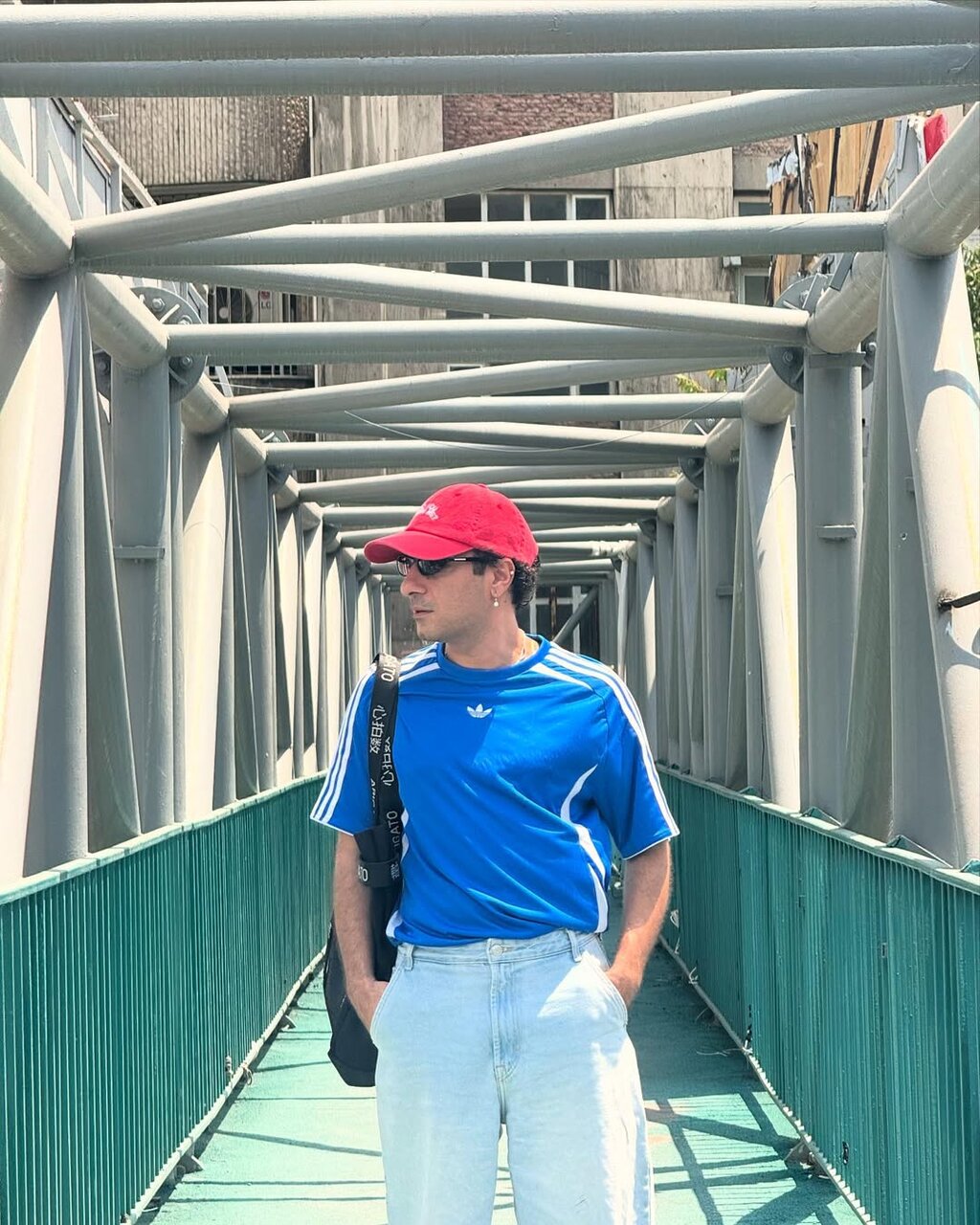 استایل خیابانیِ نوید محمدزاده در یک لوکیشن خاص! + عکس