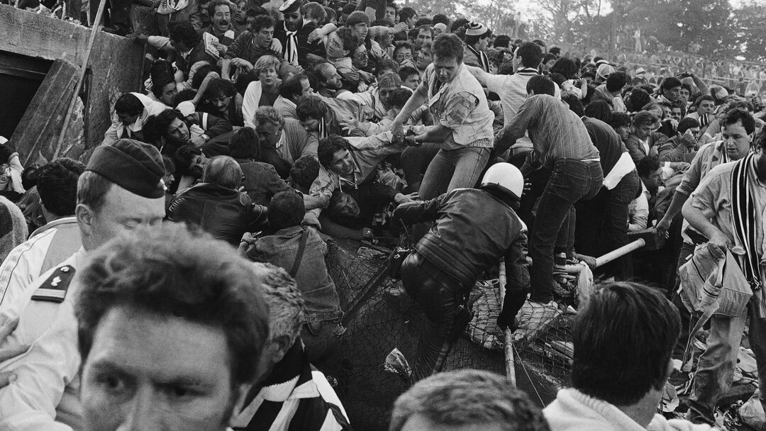 فاجعه فوتبالی که زنده پخش شد+ تصایور و جزئیات | مرگ ۳۹ نفر؛ چطور اتفاق افتاد | پسلرزههای فاجعه