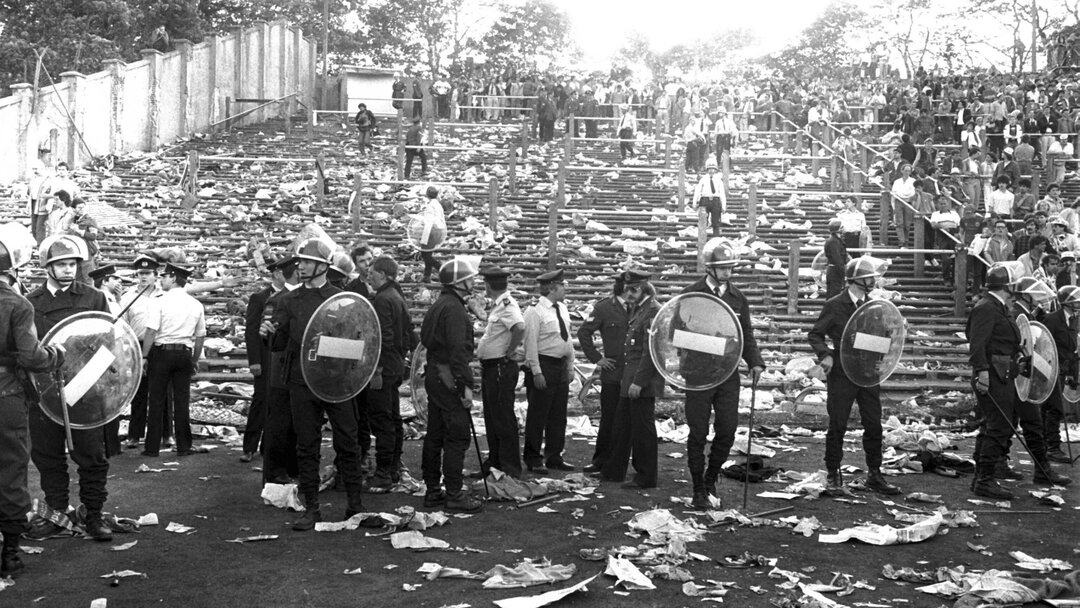 فاجعه فوتبالی که زنده پخش شد+ تصایور و جزئیات | مرگ ۳۹ نفر؛ چطور اتفاق افتاد | پسلرزههای فاجعه