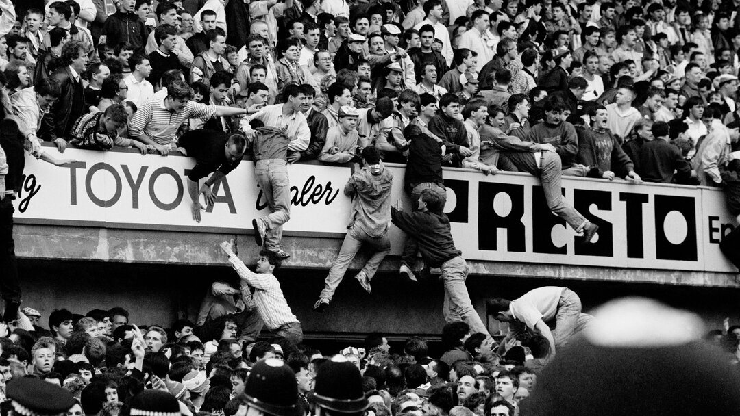 فاجعه فوتبالی که زنده پخش شد+ تصایور و جزئیات | مرگ ۳۹ نفر؛ چطور اتفاق افتاد | پسلرزههای فاجعه