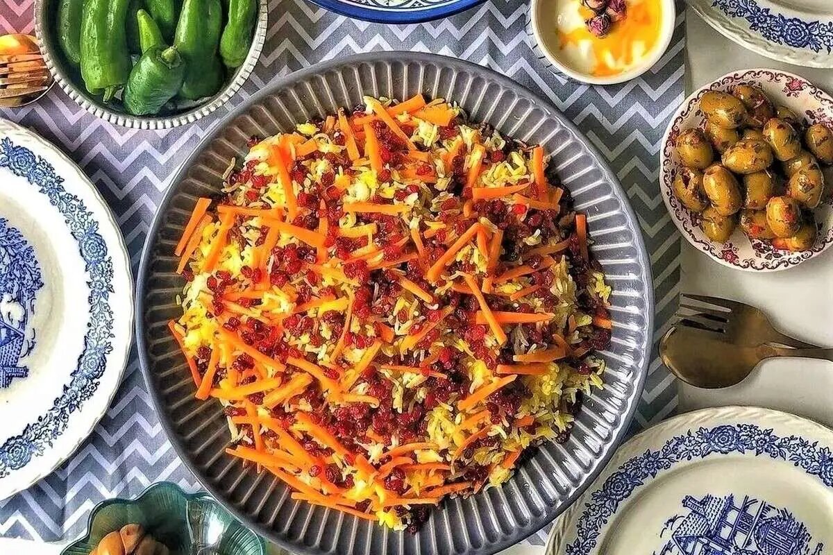 طرز تهیه هویج پلو با مرغ و زرشک؛ غذای سنتی، خوشرنگ و خوشطعم ایرانی