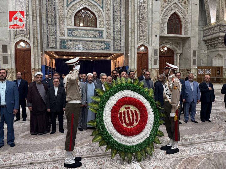 حضور عراقچی در کنار حسن خمینی در حرم‌ مطهر امام + ویدئو | تصاویری از تجدید میثاق با آرمان های امام خمینی (ره)