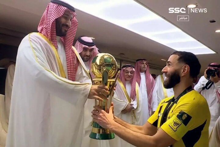 لحظه تقدیم جام خادم‌الحرمین به بنزما توسط محمد بن سلمان + ویدئو
