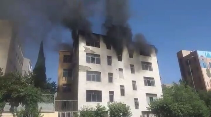 لحظه سوختن ساختمان متروکه در خیابان مفتح تهران + ویدئو | توضیحات سخنگوی سازمان آتش نشانی درباره جزئیات حادثه