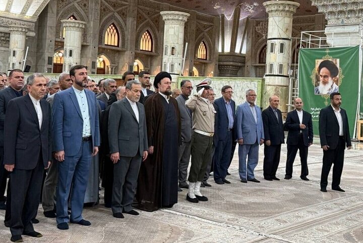 تجدید میثاق وزیر، معاونان و کارکنان وزارت امور خارجه با آرمان‌های حضرت امام + ویدئو