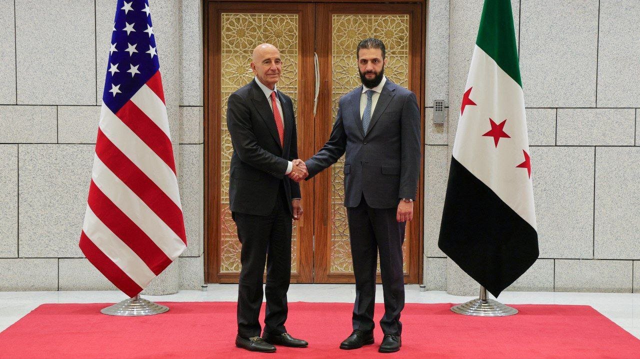 لحظه استقبال جولانی از فرستاده ویژه ترامپ در کاخ ریاستجمهوری دمشق | برافراشتن پرچم دمشق توسط باراک در خاک سوریه |تصاویر