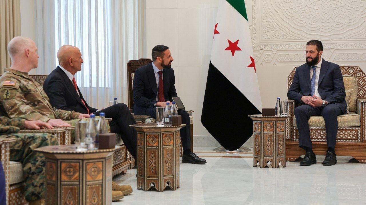 لحظه استقبال جولانی از فرستاده ویژه ترامپ در کاخ ریاستجمهوری دمشق | برافراشتن پرچم دمشق توسط باراک در خاک سوریه |تصاویر