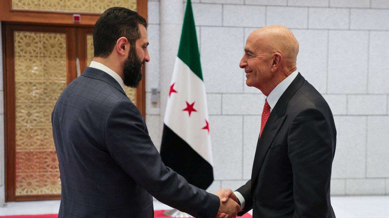 لحظه استقبال جولانی از فرستاده ویژه ترامپ در کاخ ریاست‌جمهوری دمشق | برافراشتن پرچم دمشق توسط باراک در خاک سوریه |تصاویر