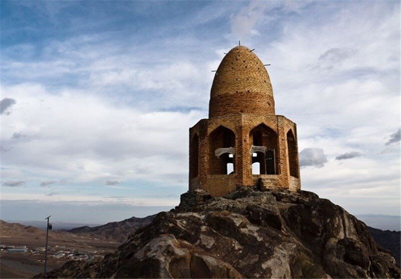 داستان کوه گنبد باز نطنز چیست ؟ + عکس کوه باز نطنز | مقبره‌ باز شکاری محبوب شاه عباس صفوی را ببینید