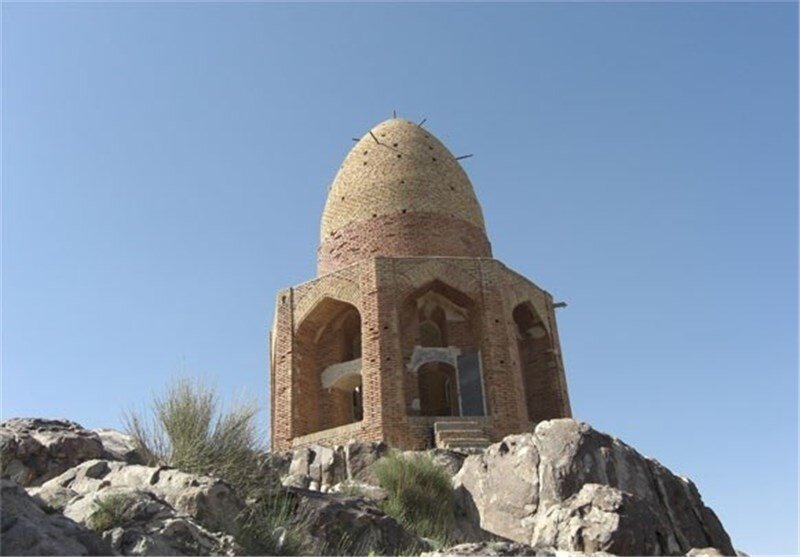 داستان کوه گنبد باز نطنز چیست ؟ + عکس کوه باز نطنز | مقبره باز شکاری محبوب شاه عباس صفوی را ببینید