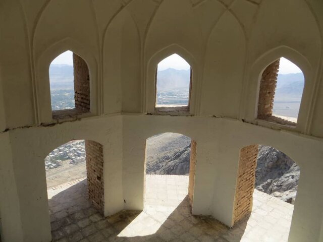 داستان کوه گنبد باز نطنز چیست ؟ + عکس کوه باز نطنز | مقبره باز شکاری محبوب شاه عباس صفوی را ببینید