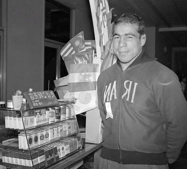 تصاویر جالب از غلامرضا تختی در حال خرید از یک مغازه در ژاپن؛ سال ۱۳۳۷