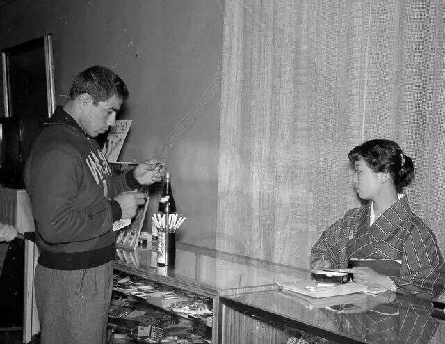 تصاویر جالب از غلامرضا تختی در حال خرید از یک مغازه در ژاپن؛ سال ۱۳۳۷