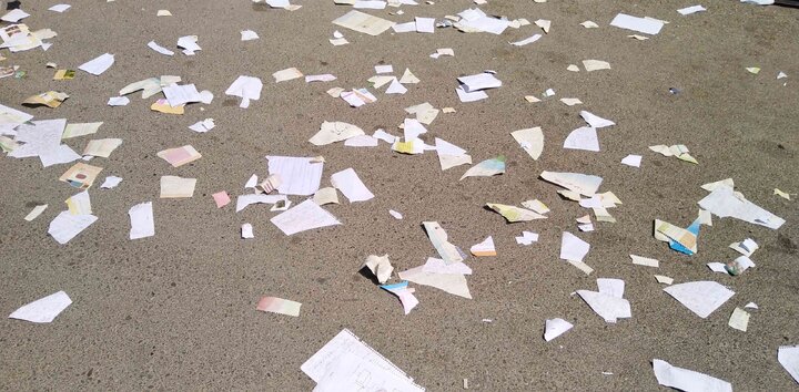 پاره‌کردن کتاب‌های درسی توسط دانش‌آموزان بعد از امتحان + ویدئو | خیابان از برگه‌های کتاب پوشیده شد