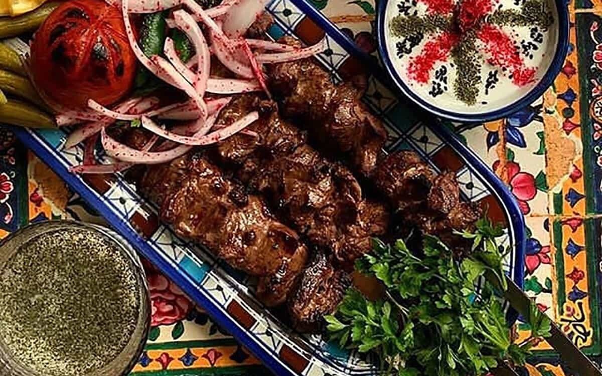 طرز تهیه کباب بستکی؛ طعم آتشین جنوب روی نان داغ