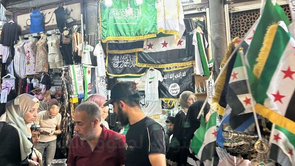 تصاویری از فروش علنی پرچم داعش در بازارهای سوریه!