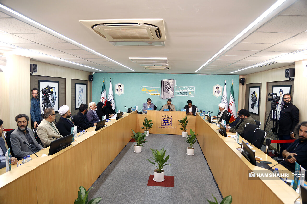 رونمایی و انتشار تقریظ رهبر انقلاب بر کتاب «روحالله» | روایت مستند زندگی امامخمینی (ره)