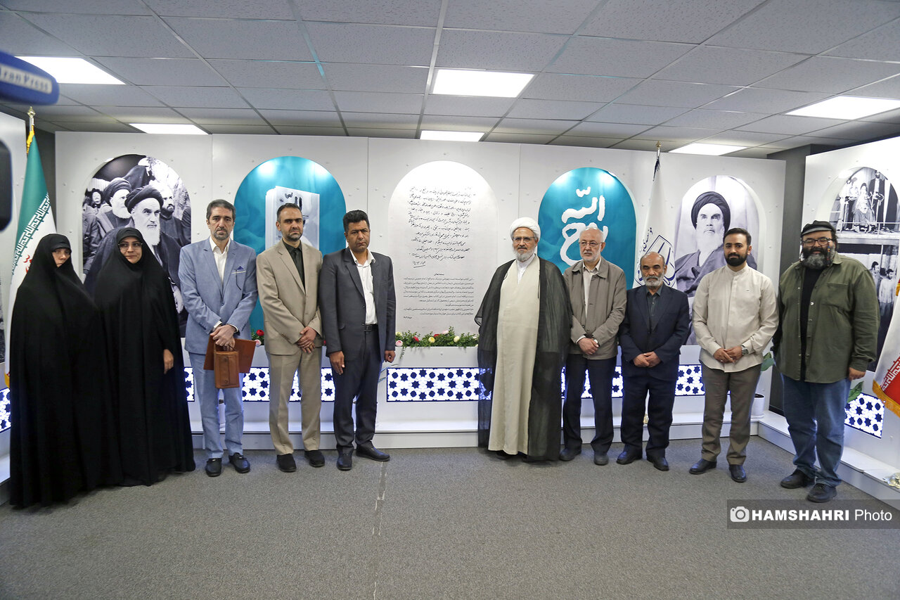 رونمایی و انتشار تقریظ رهبر انقلاب بر کتاب «روحالله» | روایت مستند زندگی امامخمینی (ره)