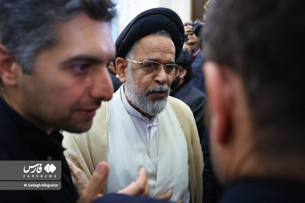 انتشار اولین تصویر رسمی از بابک زنجانی بعد از آزادی | حضور علی پروین، علیرضا دبیر، وحید حقانیان و... در مراسم ترحیم پدر علی انصاری