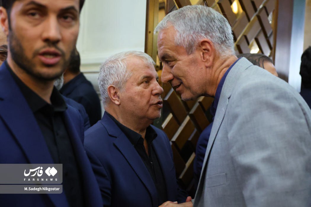 انتشار اولین تصویر رسمی از بابک زنجانی بعد از آزادی | حضور علی پروین، علیرضا دبیر، وحید حقانیان و... در مراسم ترحیم پدر علی انصاری