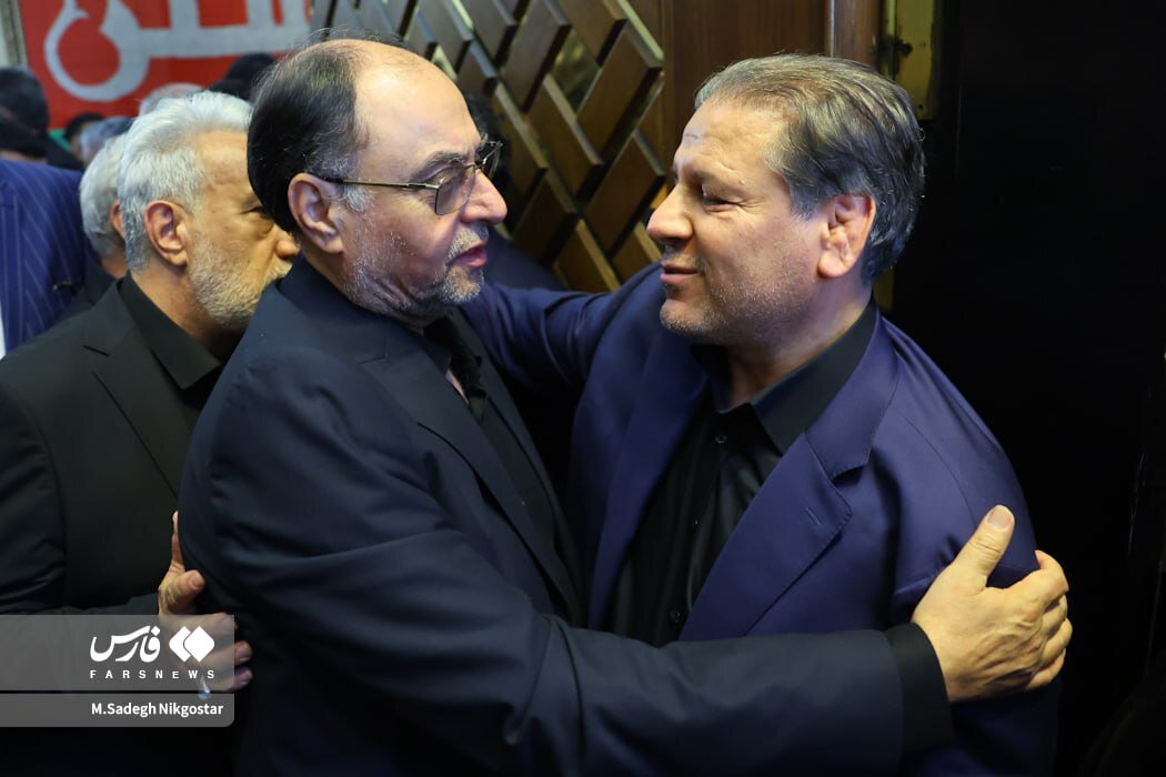 انتشار اولین تصویر رسمی از بابک زنجانی بعد از آزادی | حضور علی پروین، علیرضا دبیر، وحید حقانیان و... در مراسم ترحیم پدر علی انصاری
