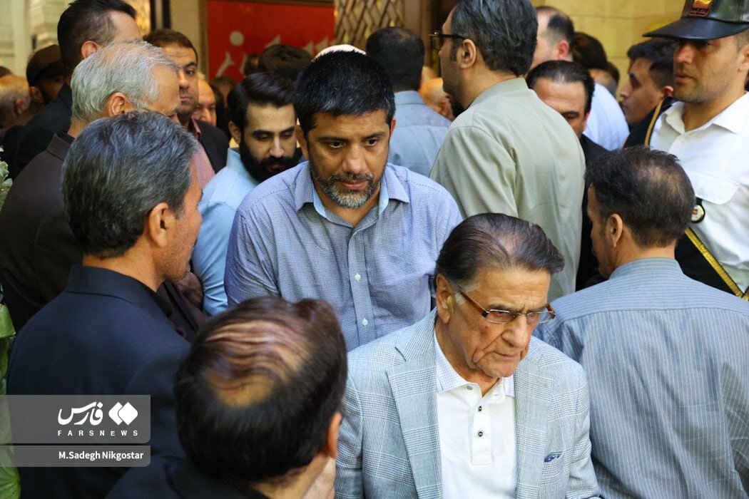 انتشار اولین تصویر رسمی از بابک زنجانی بعد از آزادی | حضور علی پروین، علیرضا دبیر، وحید حقانیان و... در مراسم ترحیم پدر علی انصاری