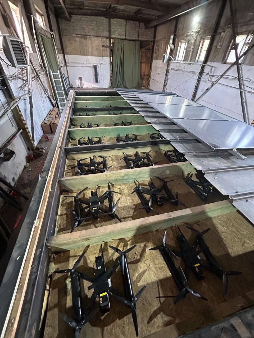 لحظه برخاستن پهپادها از داخل کامیون در حمله اوکراین | تلاش مردان روس برای جلوگیری از پرواز پهپادها + ویدئو | محل مونتاژ این FPV ها پیدا شد؟ + تصاویر