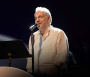 تلویزیون آهنگ مهران مدیری را پخش نکرد! |  حرف‌های خواننده پاپ را بشنوید