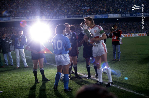 بوخوالد و مارادونا در مراسم آغاز دیدار رفت دو تیم ناپولی و اشتوتگارت در فینال جام یوفا در شهر ناپل - سال 1989
