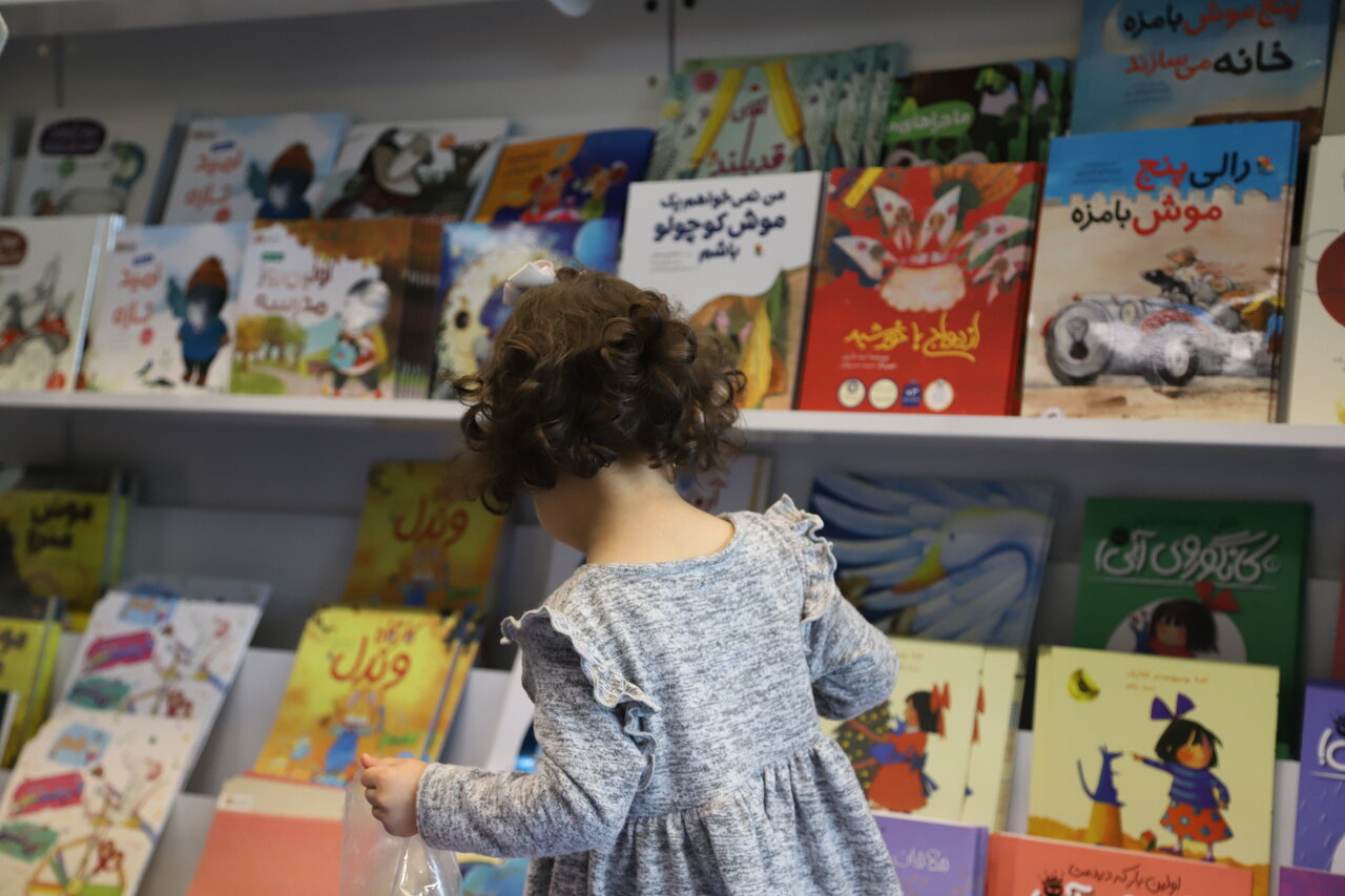 از گالریگردی تا تماشای فیلم در باغ کتاب