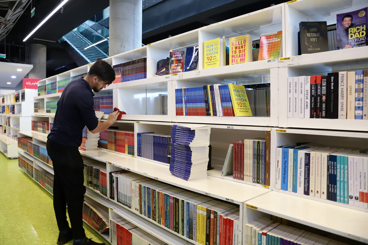 از گالریگردی تا تماشای فیلم در باغ کتاب